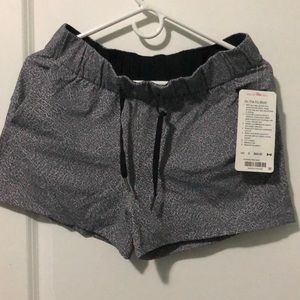NEW Lululemon size 6, on the fly shorts